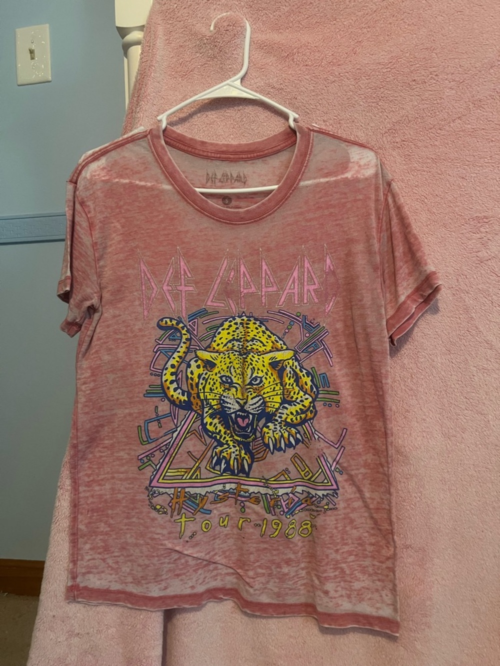 Def Leppard Women's Short Sleeve Graphic Tee in Faded Pink